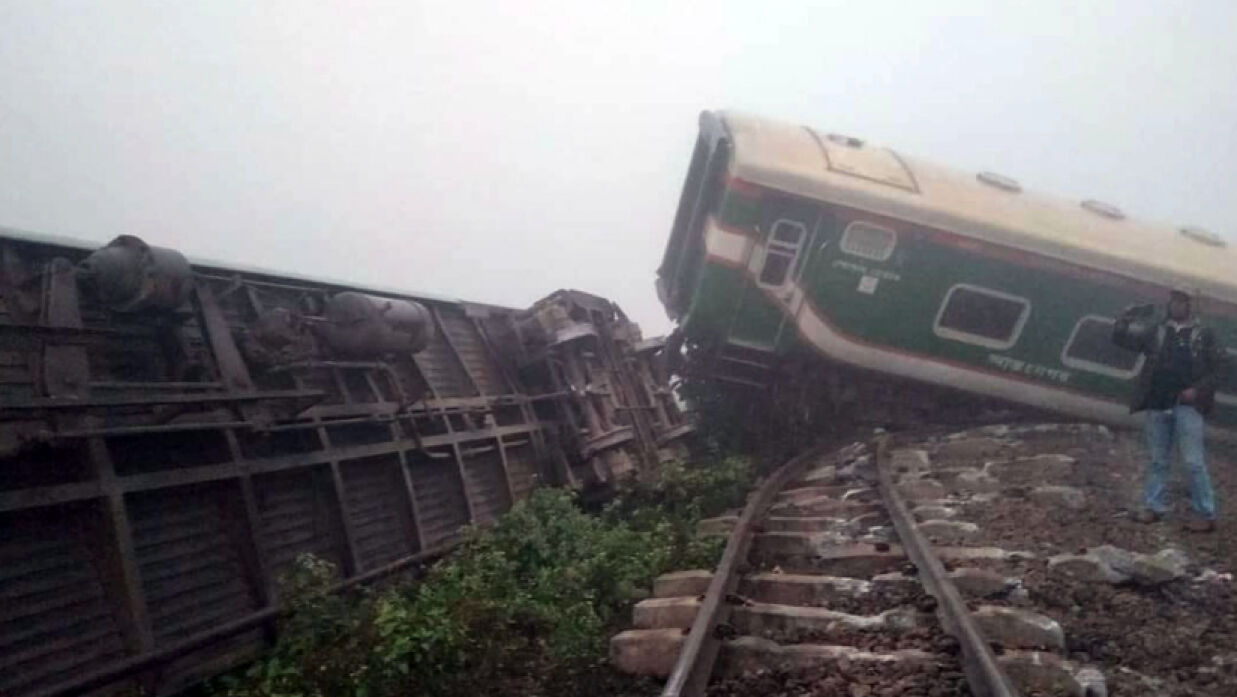 রেললাইন থেকে বগি উল্টে পাশে পড়ে যায়