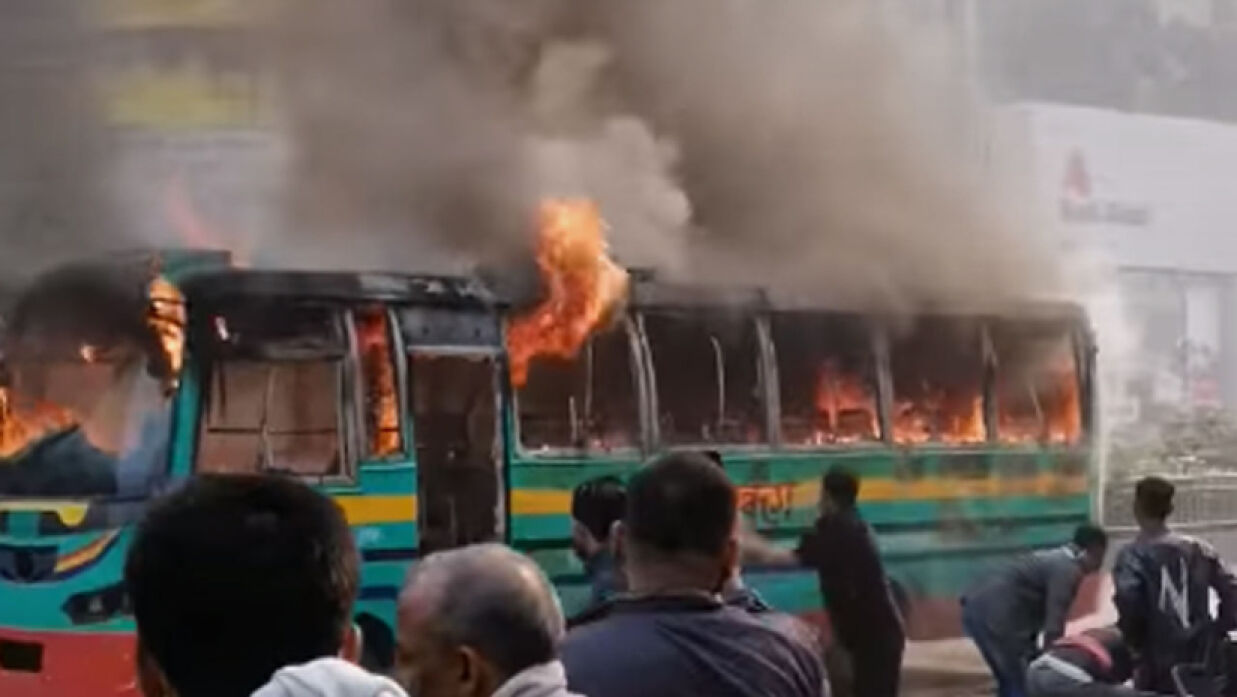 রজনীগন্ধা পরিবহনে আগুন জ্বলছে