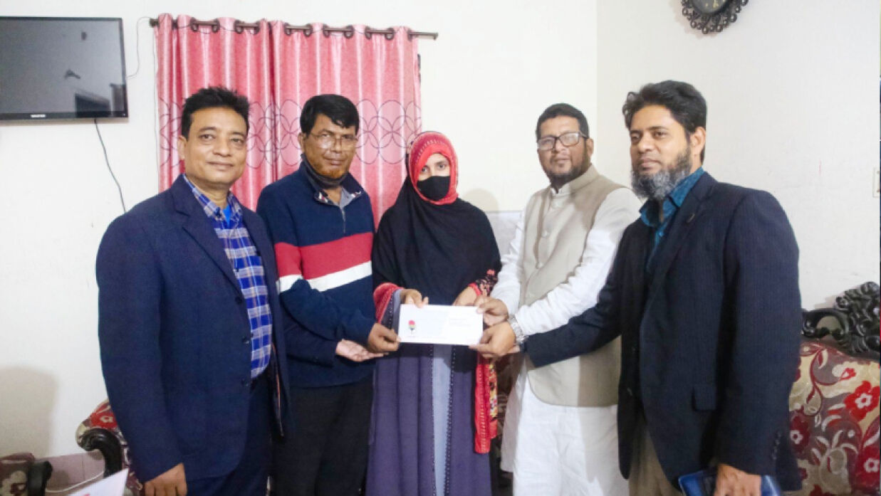 বিভিন্ন মামলায় গ্রেপ্তারের শিকার দুই শিক্ষক পরিবারকে সহায়তা ইউট্যাবের