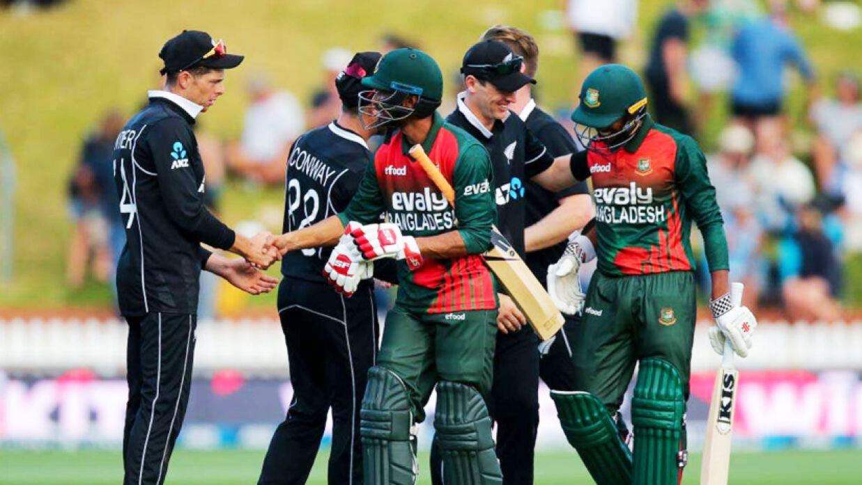 ম্যাচ শেষে বাংলাদেশ ও নিউজিল্যান্ড ক্রিকেট দলের সদস্যরা কুশল বিনিময় করছেন