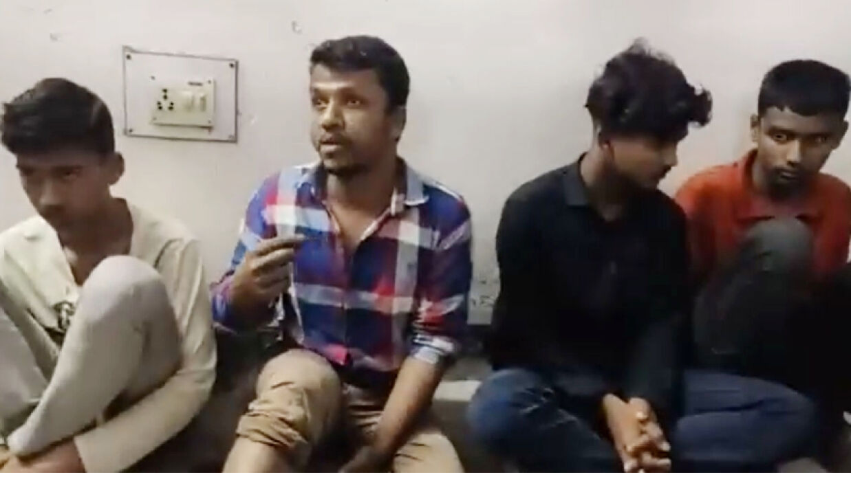 এক মাস ধরে গরু-খাসির কথা বলে কুকুরের মাংস বিক্রি