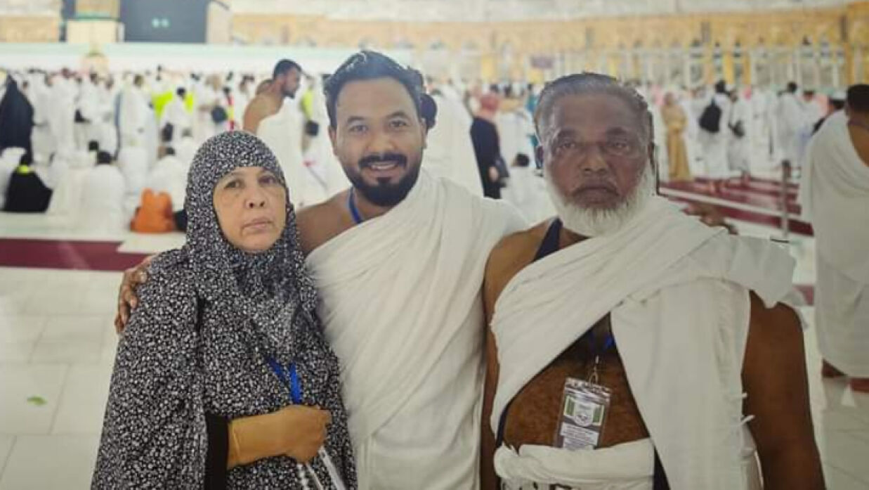 মা-বাবাকে সঙ্গে নিয়ে ওমরাহ পালন করলেন পলাশ