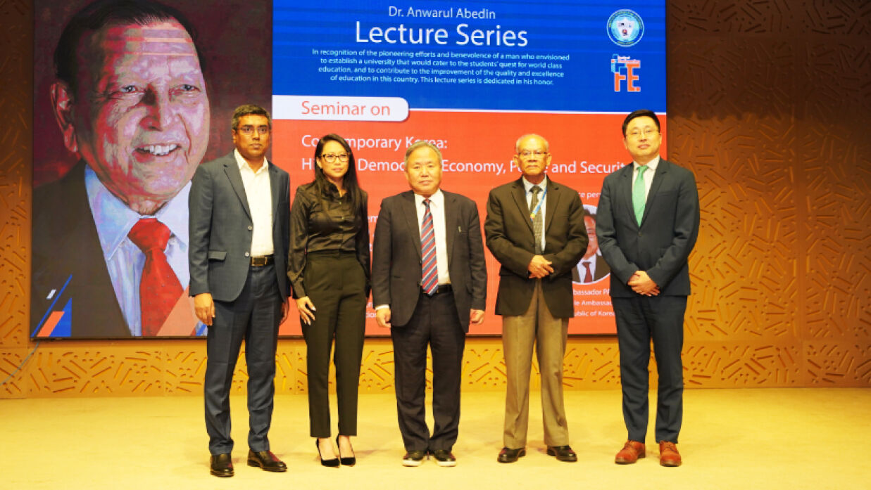 সেমিনার শেষে ফটোসেশনে অতিথিরা