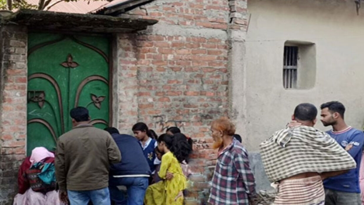 প্রেমিকের বাড়ির সামনের কলেজছাত্রীর অবস্থান