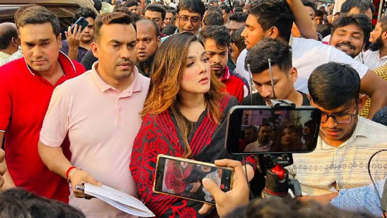 নির্বাচনী প্রচারণায় মাহিয়া মাহি ও তার সমর্থকরা