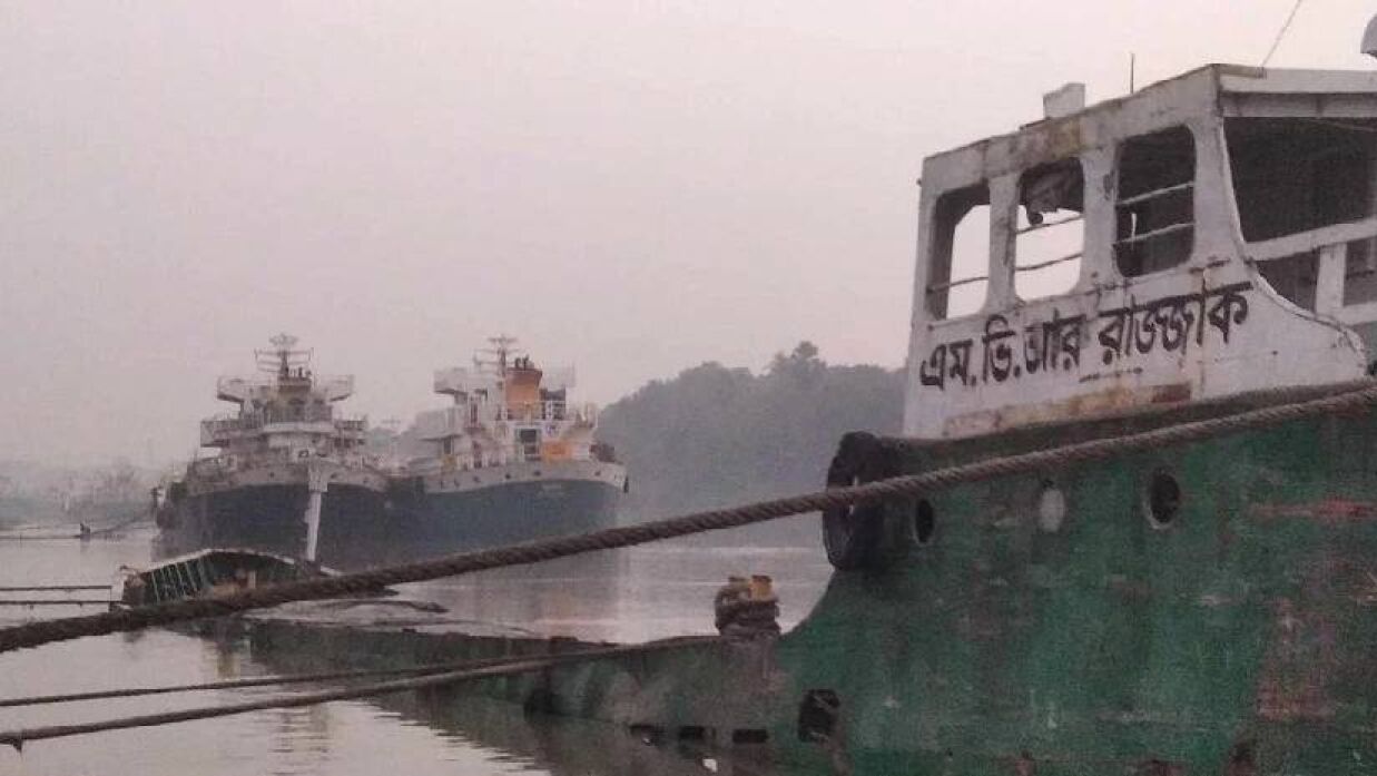 যশোরের অভয়নগর উপজেলার দেয়াপাড়া এলাকায় ভৈরব নদে শুক্রবার বিকেলে কয়লাবোঝাই এই কার্গো জাহাজটি ডুবে যায়