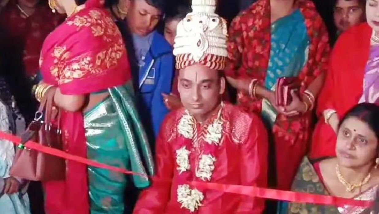 ৩০ কর্মদিবসের মধ্যে বিয়ে করার নোটিশ, বিয়ের পিঁড়িতে সেই শিক্ষক