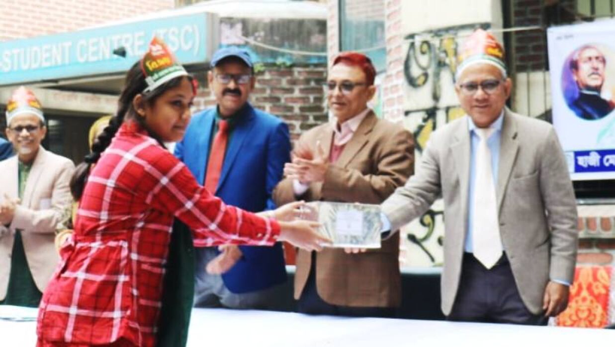 প্রতিযোগিদের হাতে পুরস্কার তুলে দিয়েছেন বিশ্ববিদ্যালয়ের উপাচার্য অধ্যাপক ড. এম কামরুজ্জামান
