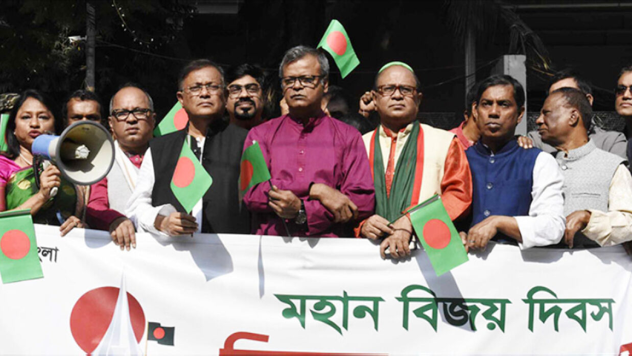 জাতীয় প্রাঙ্গণে ঢাকা সাংবাদিক ইউনিয়ন (ডিইউজে) আয়োজিত বিজয় র‍্যালি