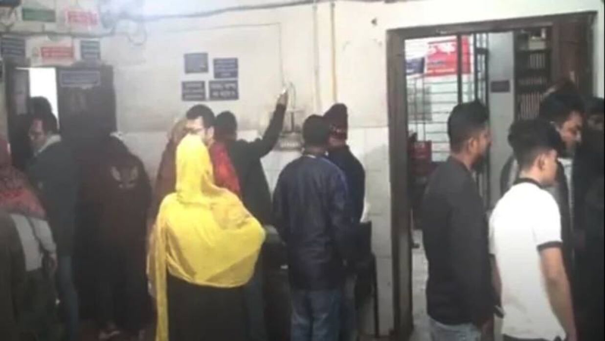 স্থানীয়রা অগ্নিদগ্ধদের উদ্ধার করে হাসপাতালে নিয়ে যায়