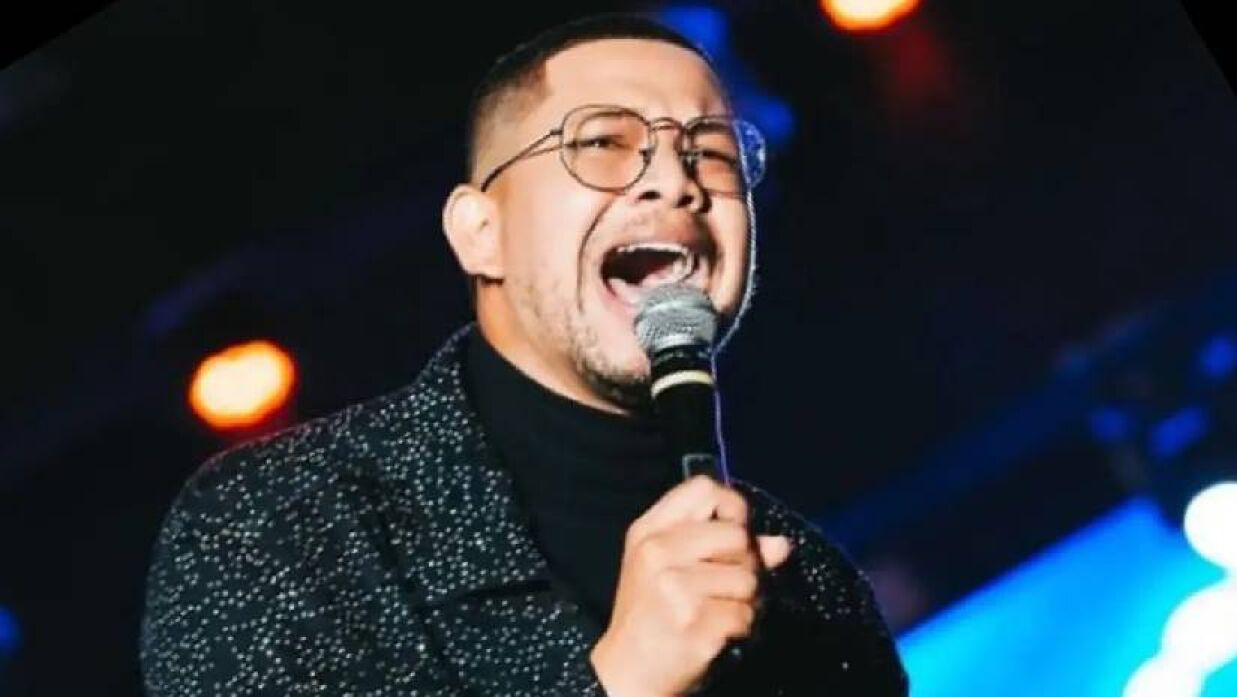 গান গাইতে গাইতে মঞ্চেই মৃত্যু গায়কের