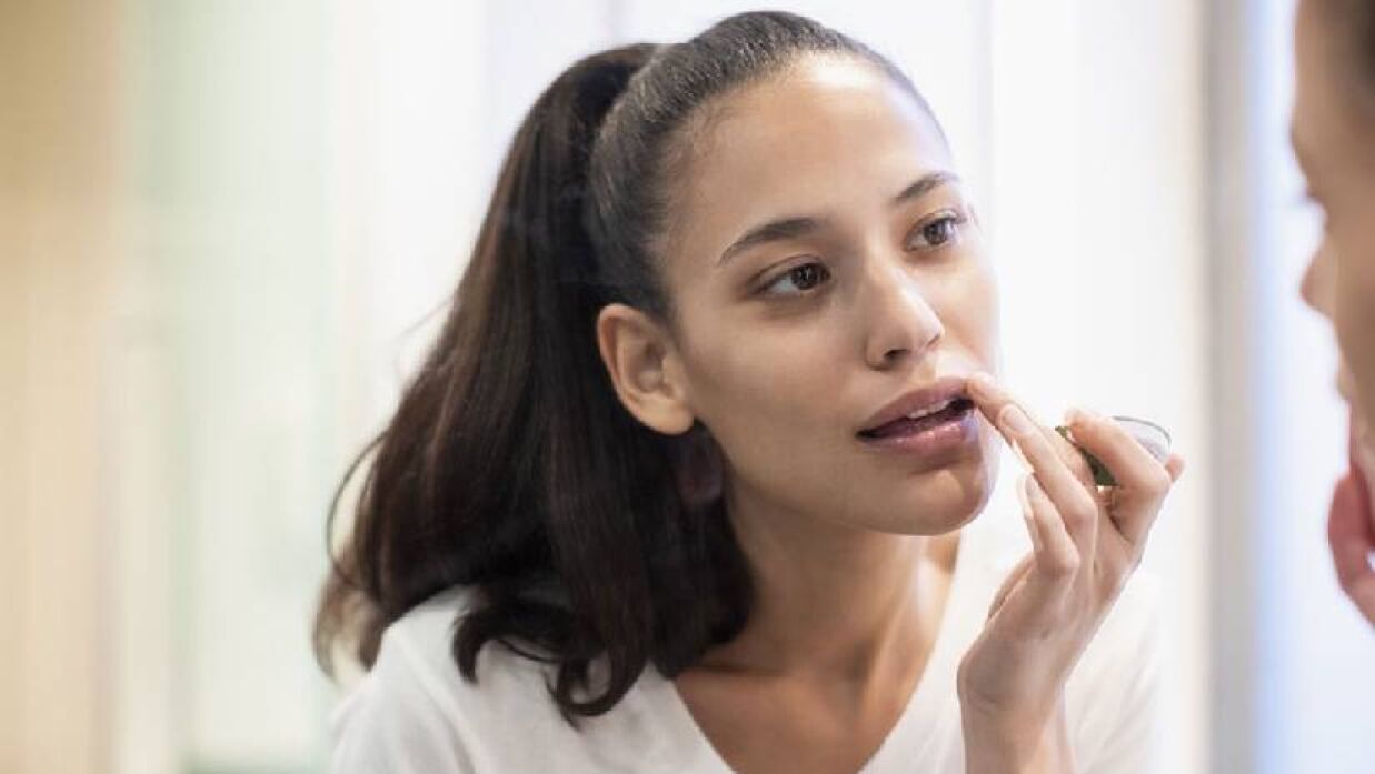 শীতে ফাটছে ঠোঁট