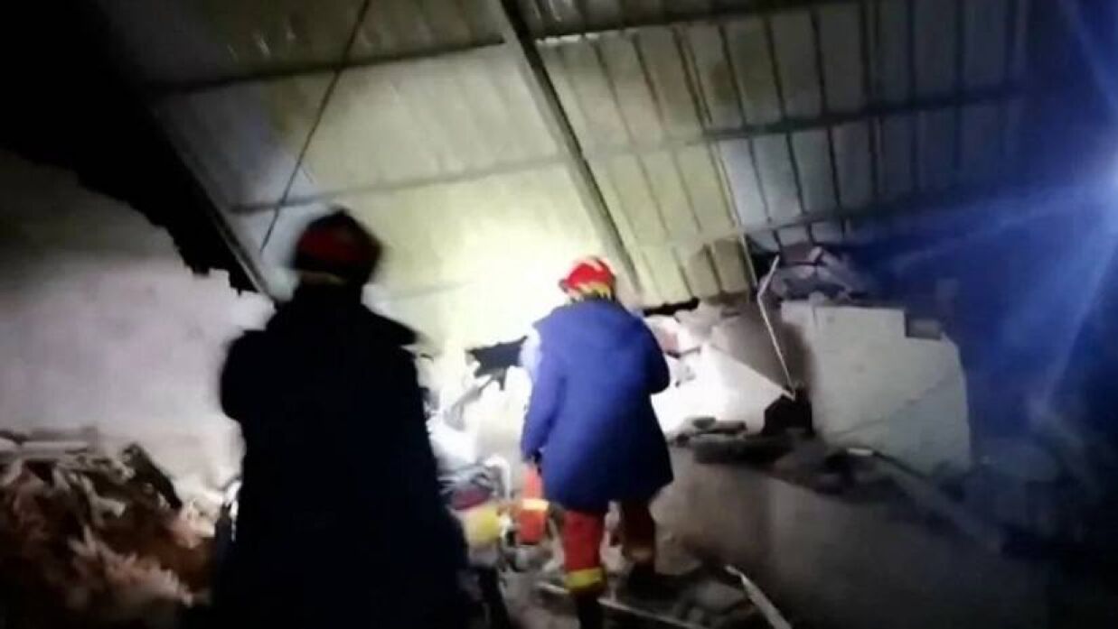 ধ্বংস্তূপে উদ্ধার কাজ করছে কর্মীরা