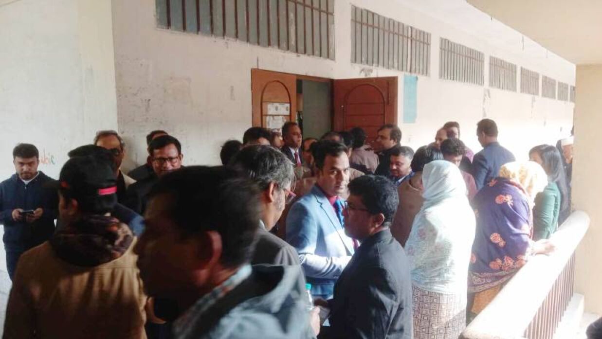 ভোটকেন্দ্রের সামনে শিক্ষকদের অবস্থান