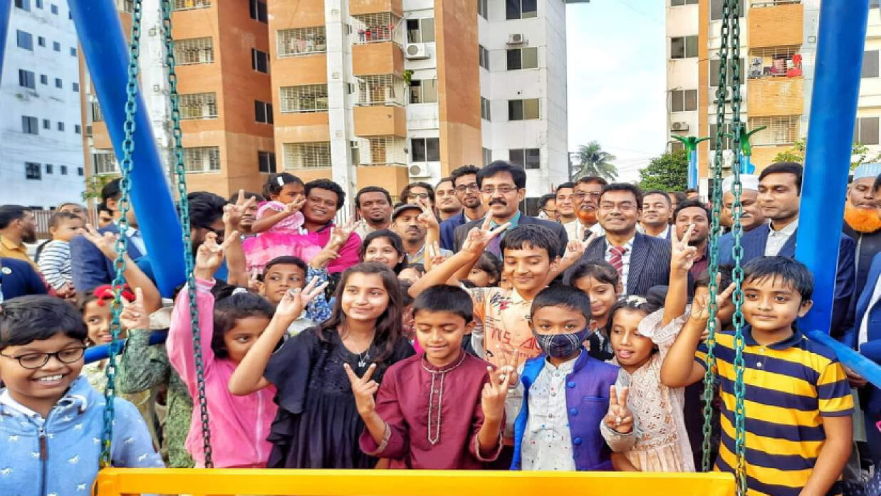 উদ্‌বোধনী অনুষ্ঠানে শিশুদের সাথে অধ্যাপক ড. সৌমিত্র শেখর