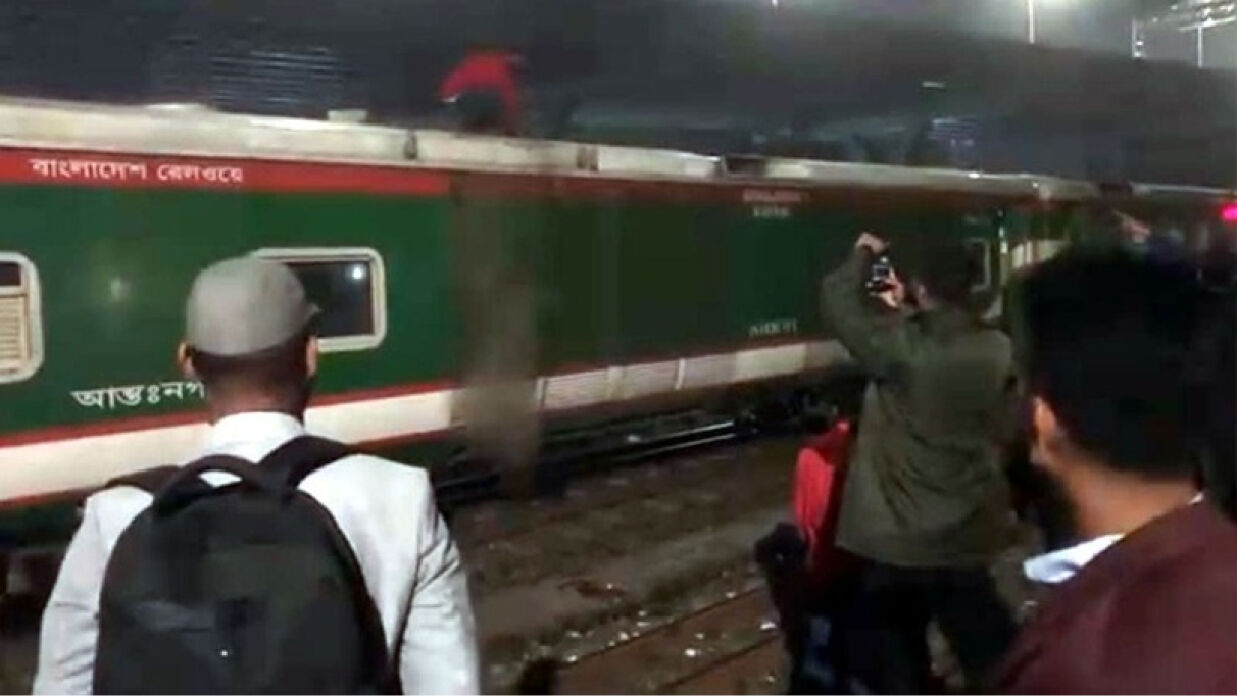রাজধানীর ক্যান্টনমেন্টে ব্রহ্মপুত্র এক্সপ্রেসে আগুন