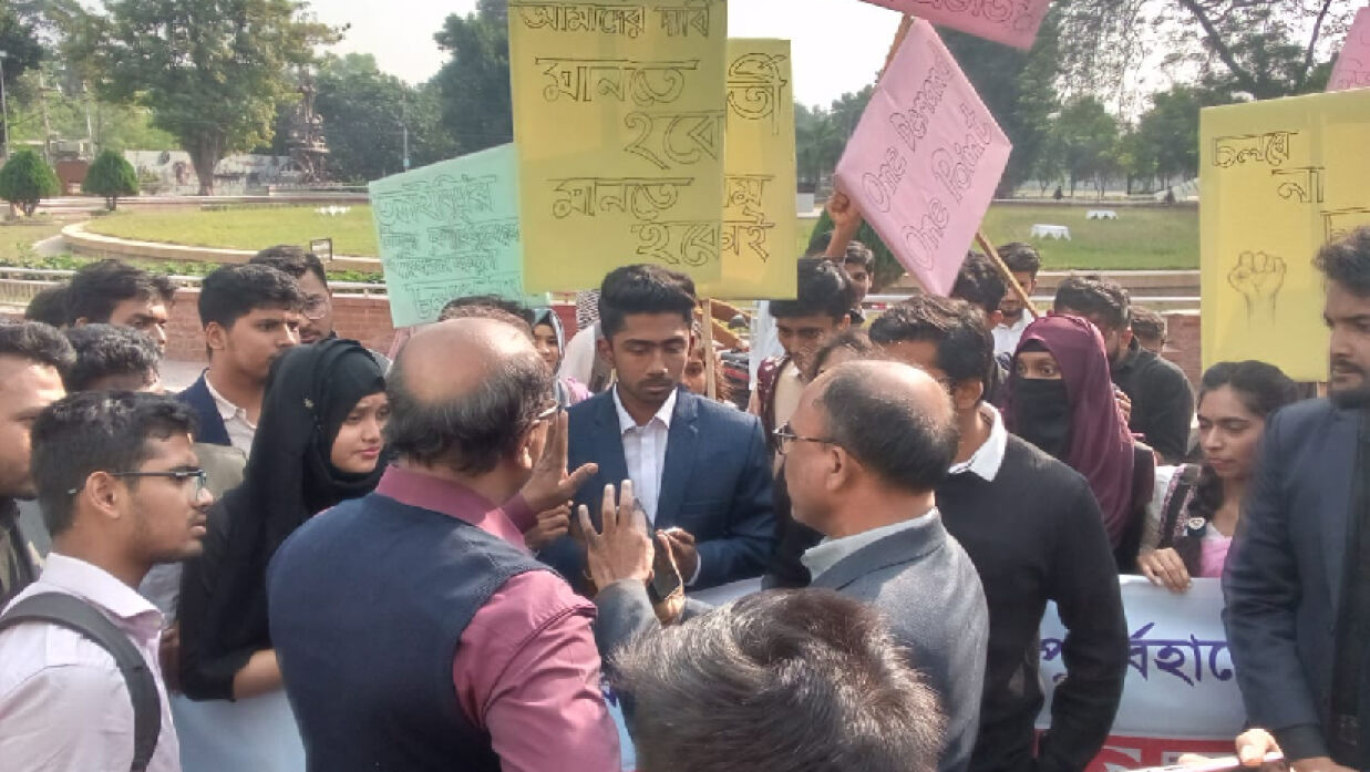 রাবিতে শিক্ষার্থীদের আন্দোলন, প্রশাসনের সঙ্গে বরখাস্ত শিক্ষকের বাগবিতণ্ডা