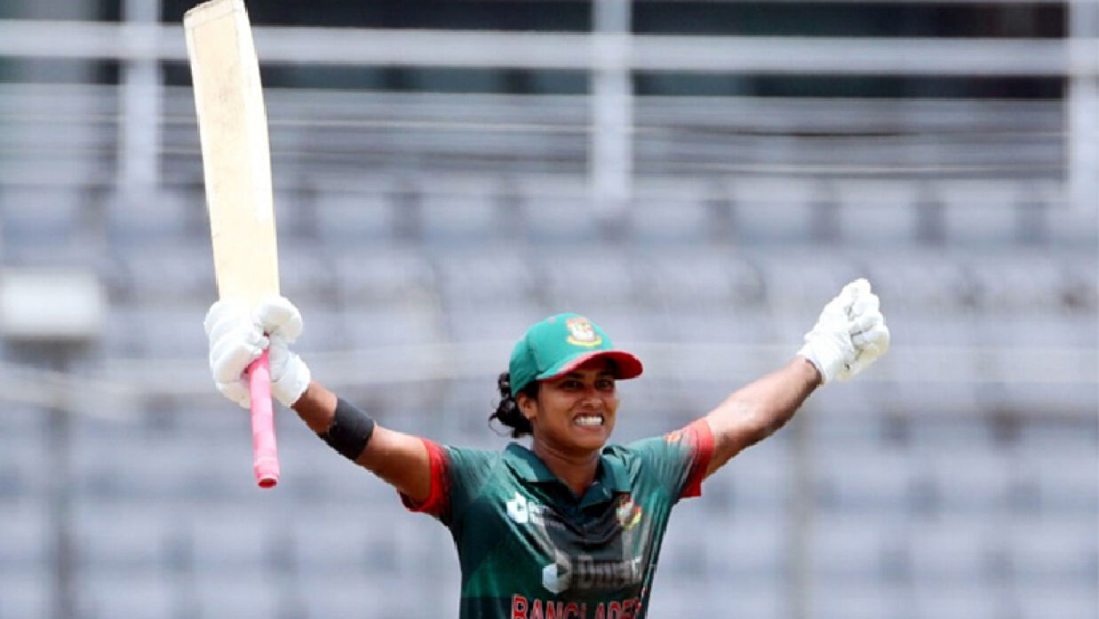 সেঞ্চুরির পর ফারজানা হকের উল্লাস