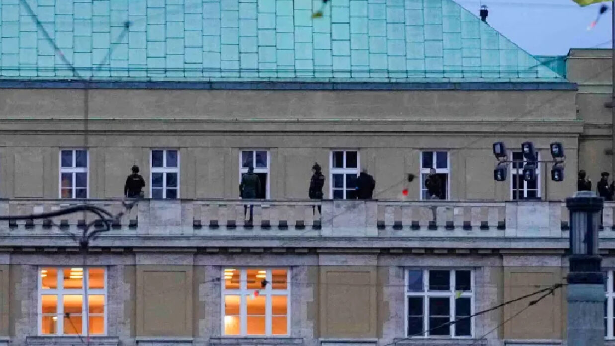 চেক প্রজাতন্ত্রে বিশ্ববিদ্যালয়ে গুলি, নিহত ১০