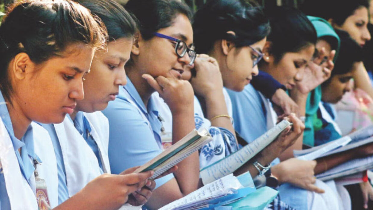 উৎসবের বাকি সাতদিন, এখনও পৌঁছায়নি অষ্টম-নবম শ্রেণির বই