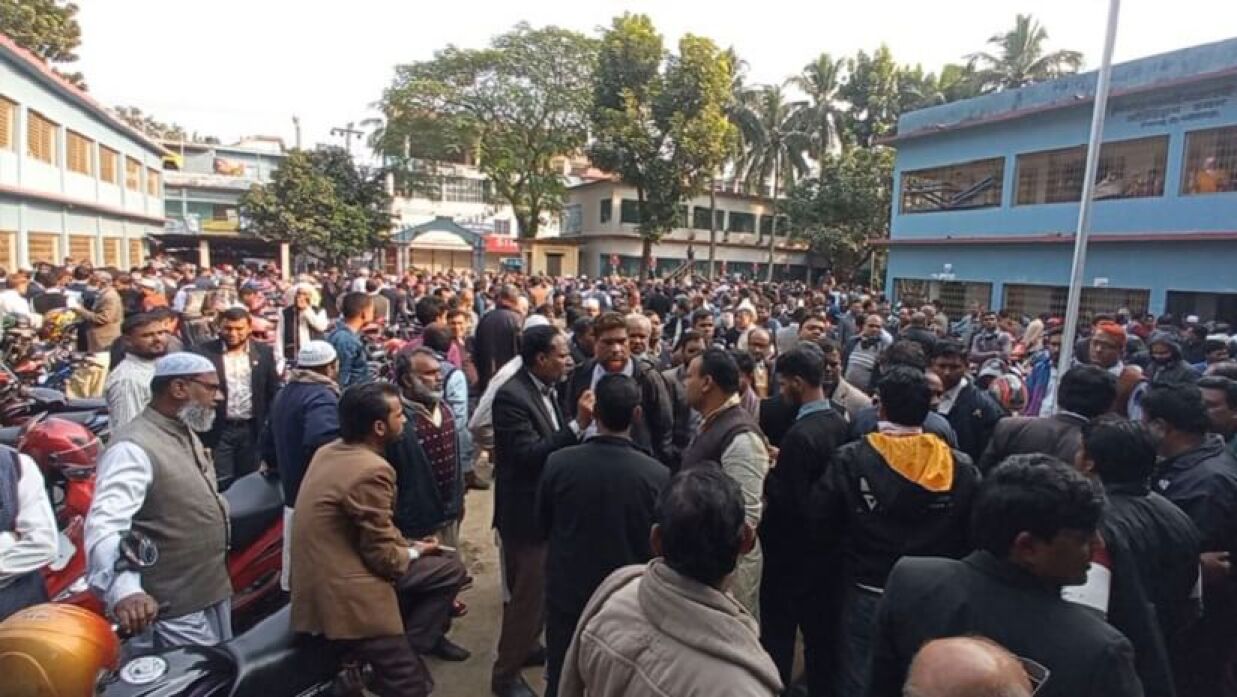 শিবগঞ্জ সরকারি মডেল উচ্চ বিদ্যালয় মাঠে শিক্ষকদের বিক্ষোভ