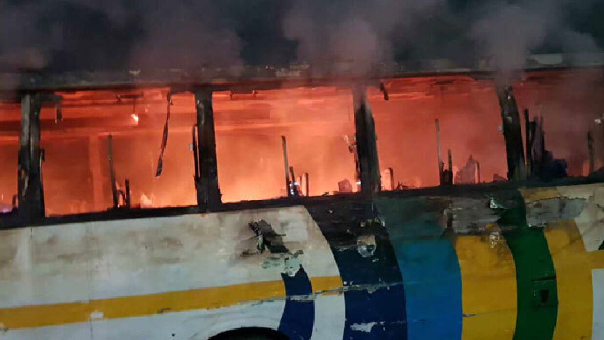 মিরপুরে ট্রাস্ট পরিবহনের বাসে আগুন