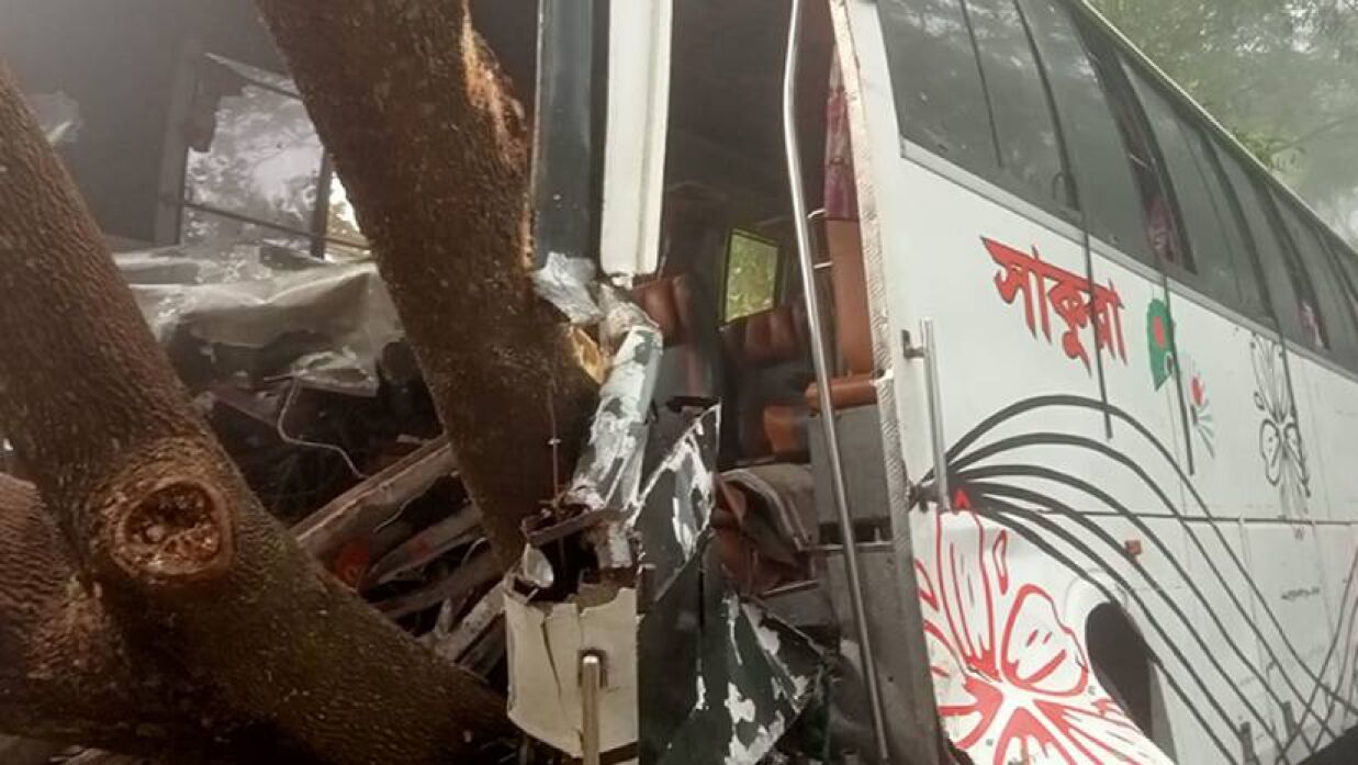 কুয়াশাচ্ছন্ন সকালে বাস-ট্রলির মুখোমুখি সংঘর্ষে দুজন নিহত