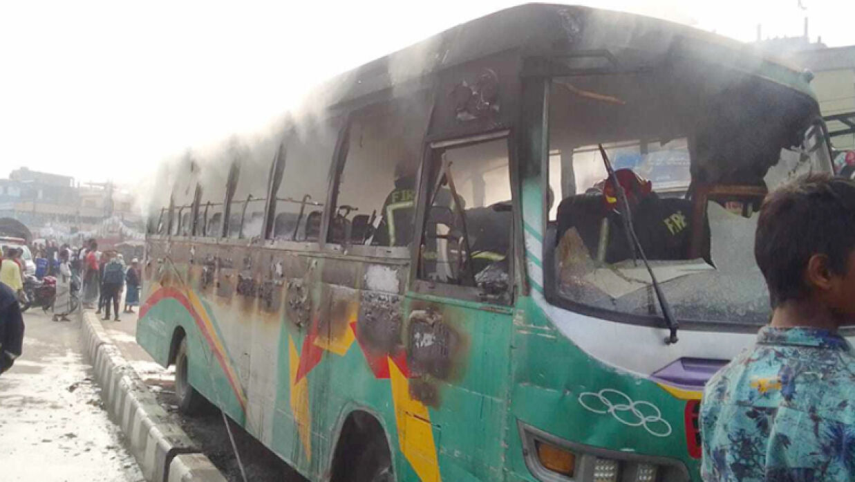 আগুন নিয়ন্ত্রণে কাজ করে ফায়ার সার্ভিসের দুটি ইউনিট