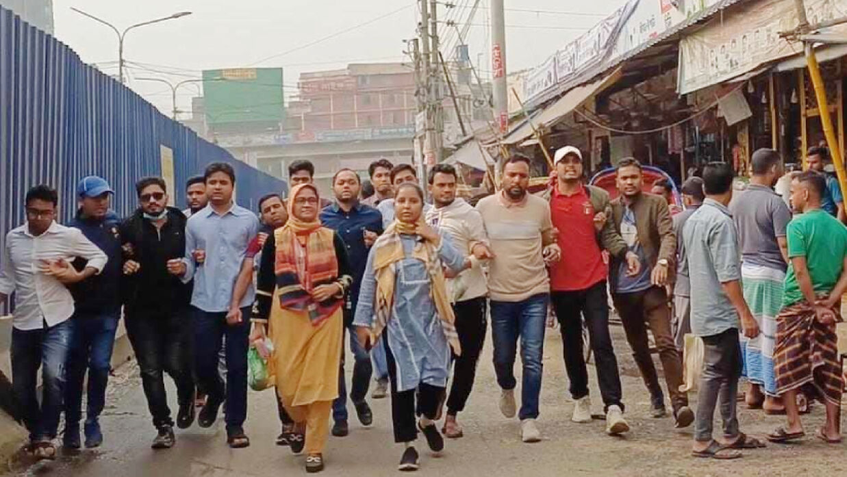 সরকারের পদত্যাগ, তফসিল বাতিল ও নির্বাচন বাতিলের দাবিতে বিএনপি ঘোষিত ২৪ ঘণ্টার অবরোধ সমর্থনে রাজধানীতে ছাত্রদলের মিছিল ।