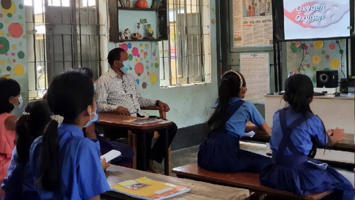 শ্রেণিকক্ষে অধ্যয়নরত একটি প্রাথমিক বিদ্যালয়ের শিক্ষার্থীরা