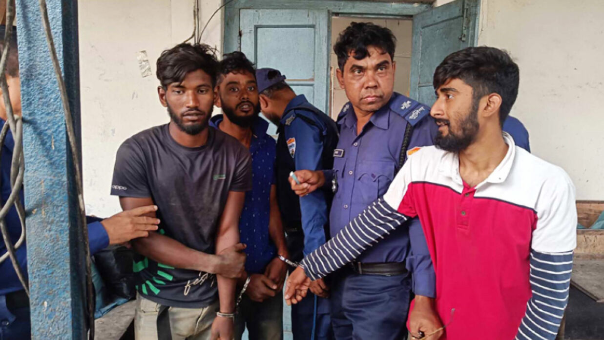 তিন দুর্বৃত্তকে আটক করে থানায় নিয়ে যাচ্ছে পুলিশ