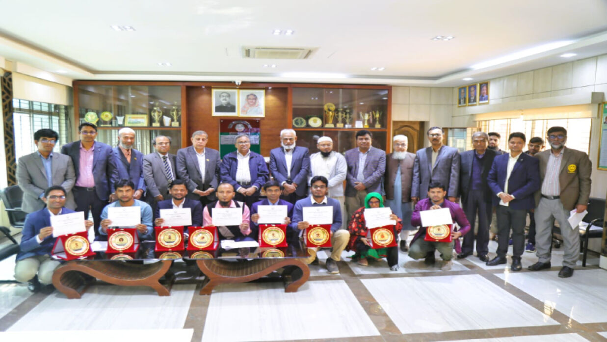 পুরস্কারপ্রাপ্ত শিক্ষক-কর্মকর্তা-কর্মচারীদের সঙ্গে বিশ্ববিদ্যালয়ের কর্তাব্যক্তিগণ