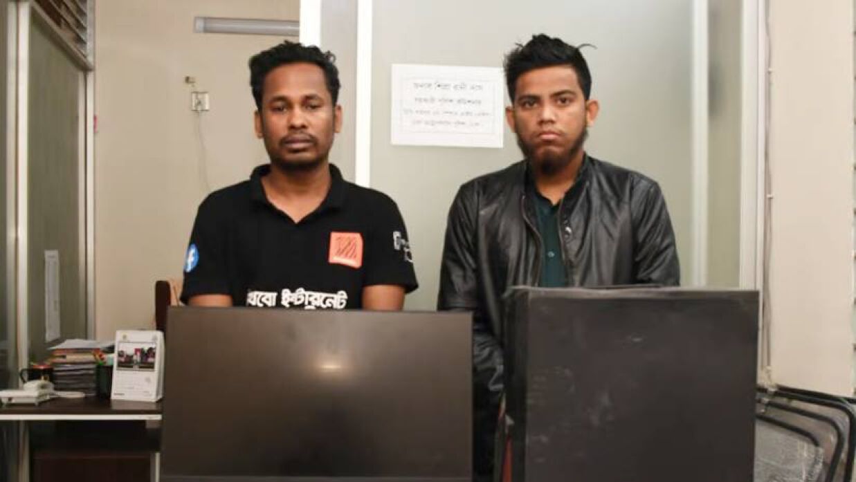 হাবিবুল্লাহ বাহার ও তিতুমীর কলেজের দুই শিক্ষার্থী