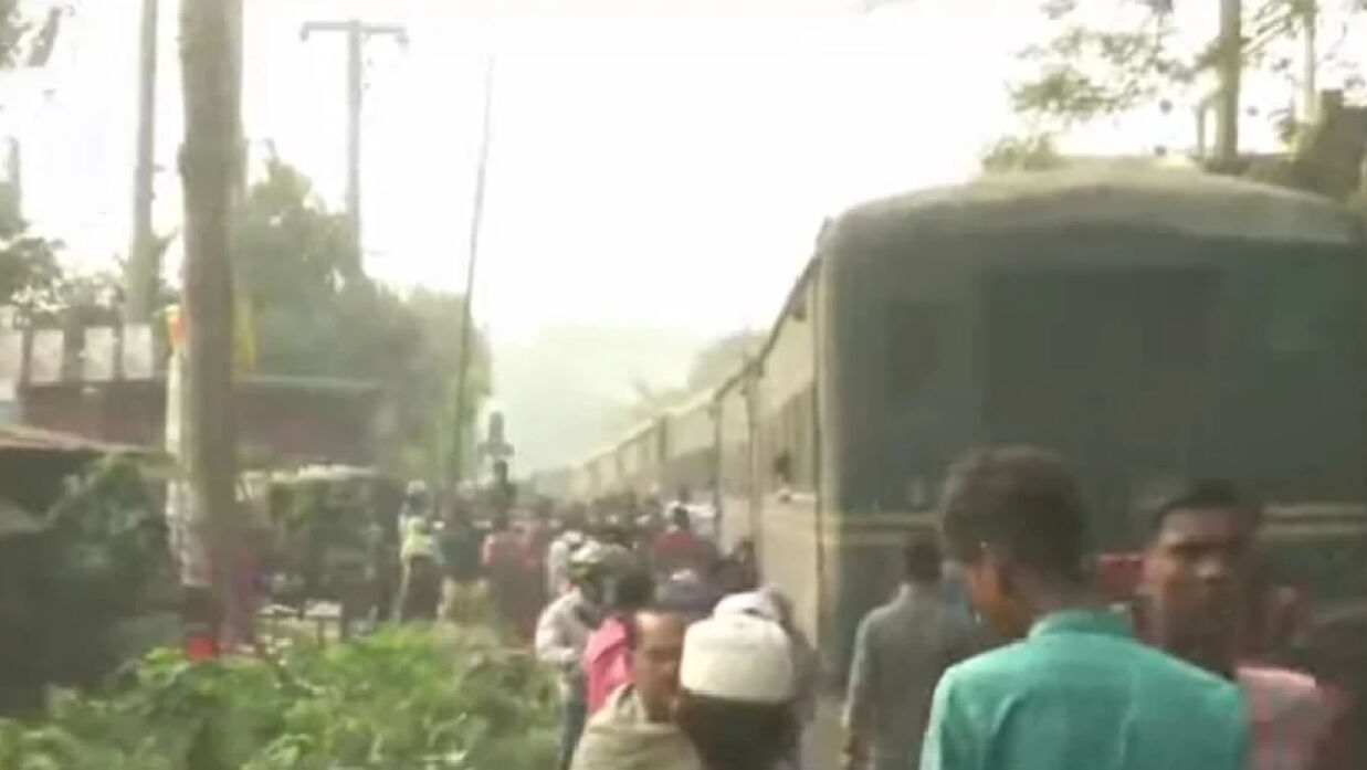 ময়মনসিংহে ট্রাকের সঙ্গে ট্রেনের সংঘর্ষ, নিহত ৩