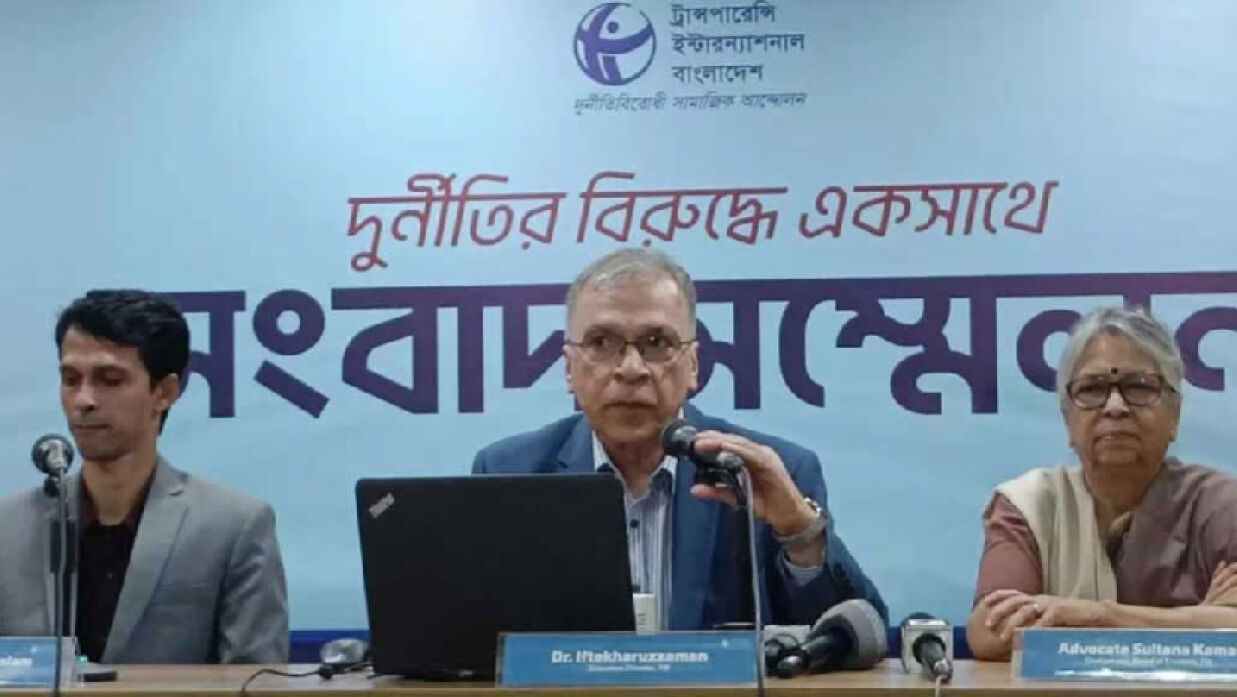 সংবাদ সম্মেলনে বক্তব্য রাখছেন টিআইবির নির্বাহী পরিচালক ইফতেখারুজ্জামান