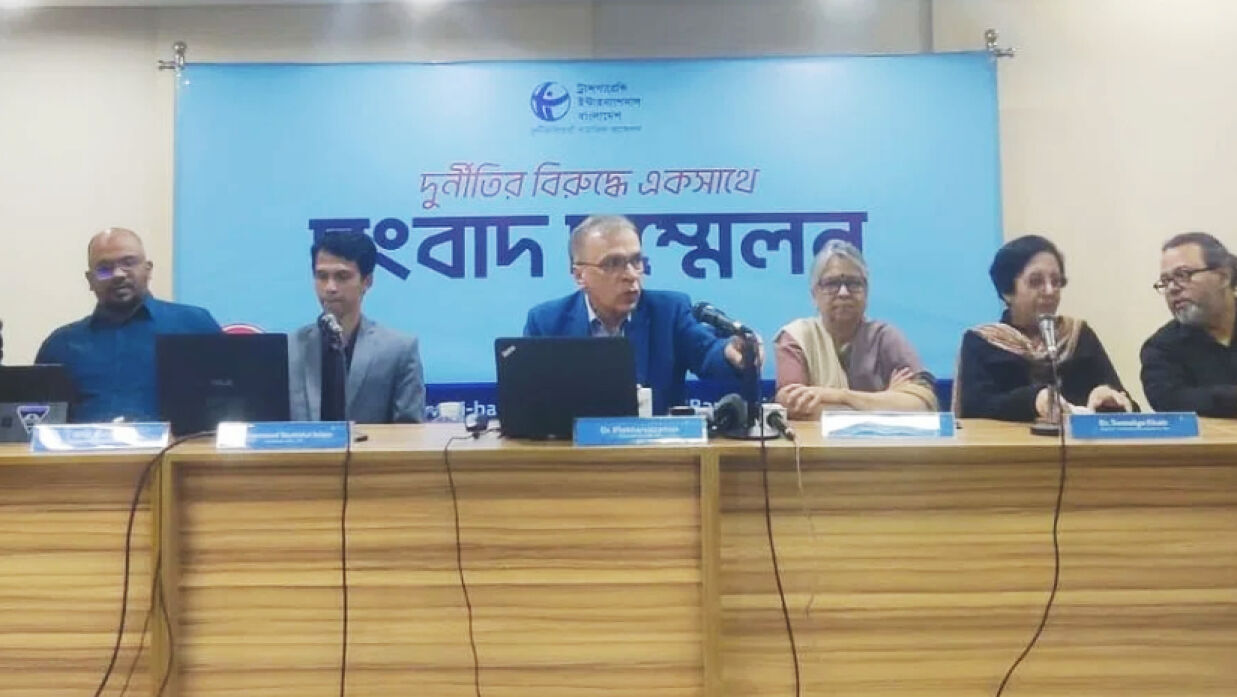 সংবাদ সম্মেলনে বক্তব্য রাখছেন টিআইবির নির্বাহী পরিচালক ইফতেখারুজ্জামান