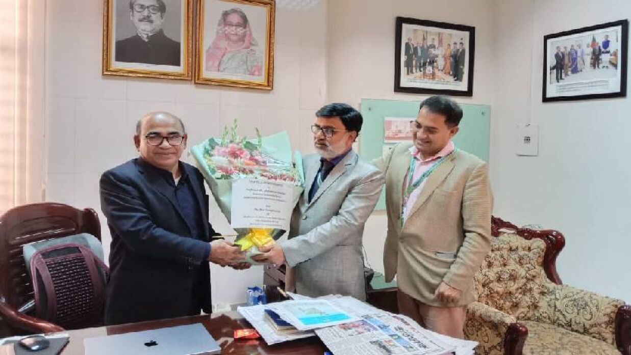 ইউজিসি চেয়্যারম্যানের সঙ্গে সাক্ষাতে মানারাত ইউনিভার্সিটির উপাচার্য