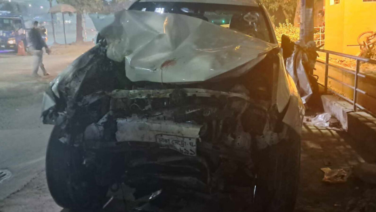 প্রাইভেটকারটি সামনের দিকে দুমড়েমুচড়ে যায়