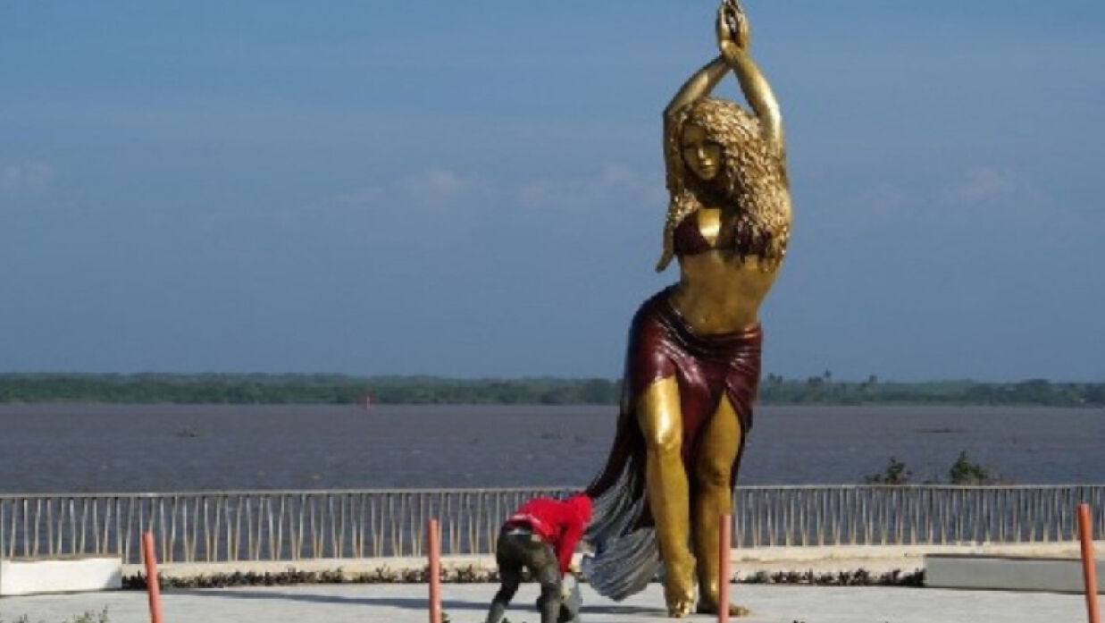 নদীতীরের একটি পার্কে ২১ ফুট উচ্চতার ভাস্কর্যটি স্থাপন করা হয়েছে