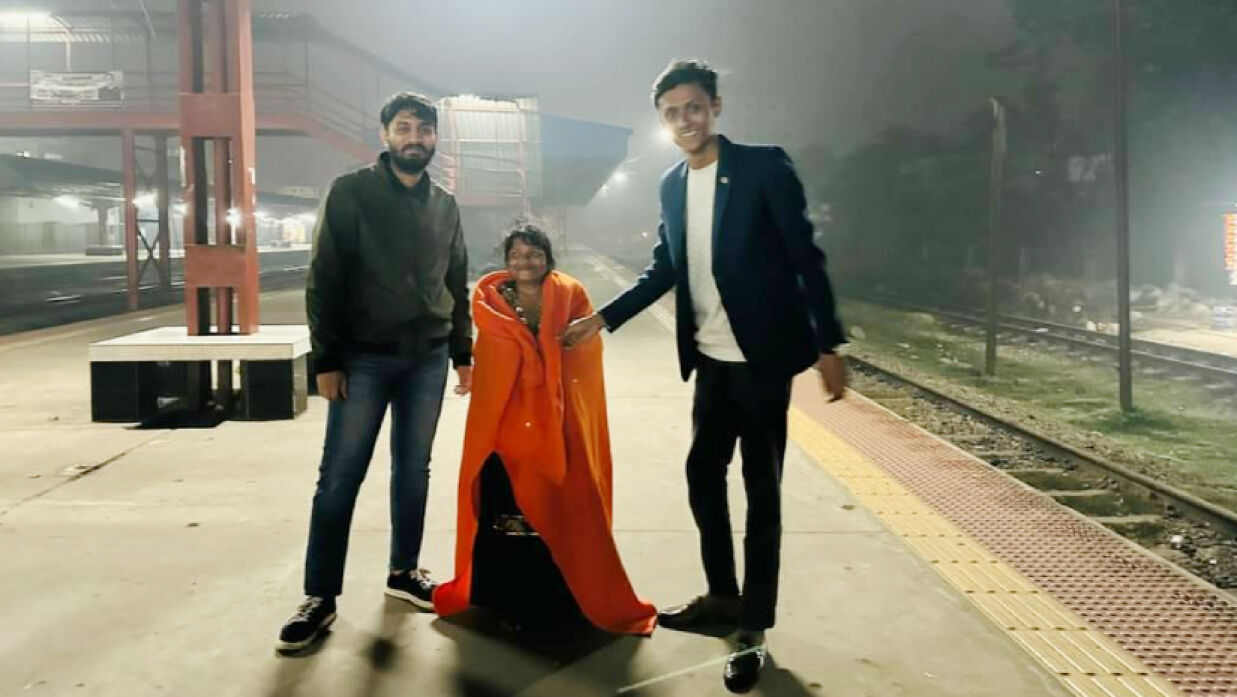 শীতার্ত মানুষের পাশে দাঁড়িয়েছে প্রয়াসের স্বেচ্ছাসেবকরা