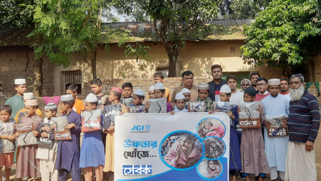 উষ্ণতার খোঁজে শীতার্ত মানুষের পাশে সেবক ফাউন্ডেশন