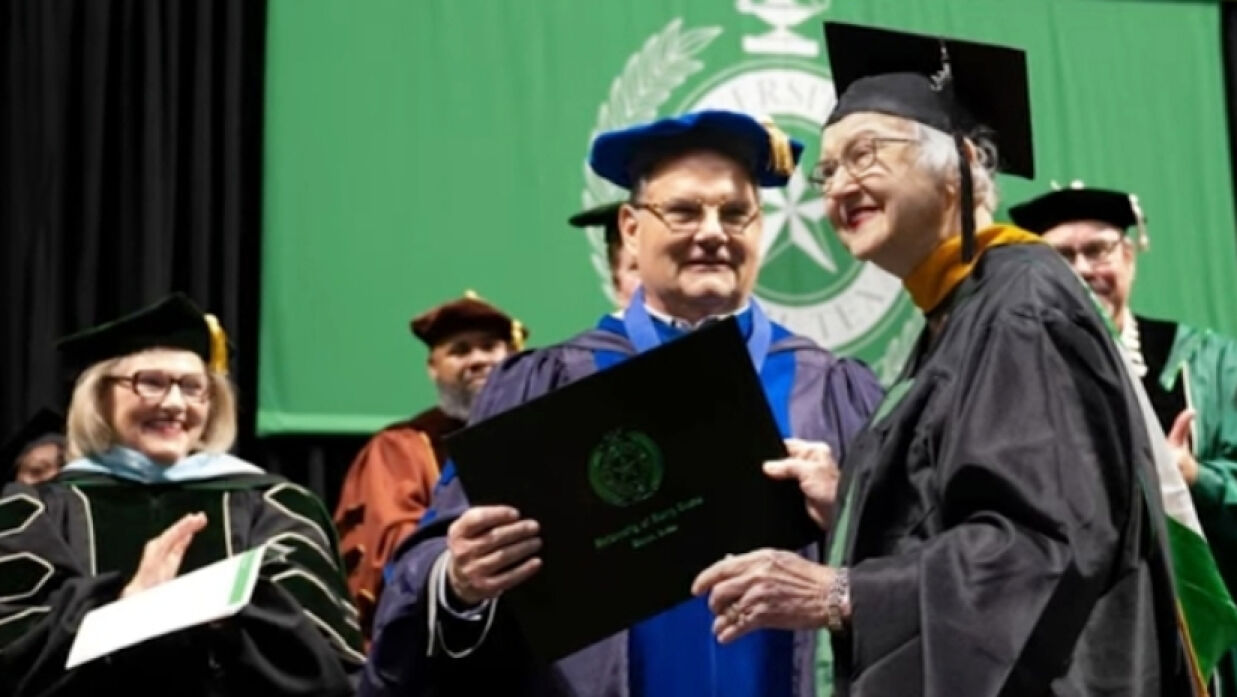 ৯০ বছর বয়সে স্নাতকোত্তর হলেন টেক্সাসের নারী