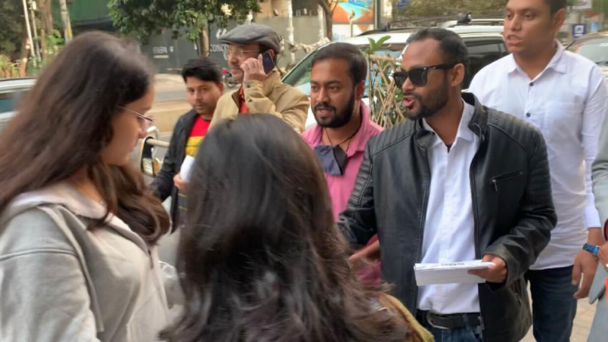 শ্রাবণের নির্দেশনায় অসহযোগ আন্দোলনের পক্ষে লিফলেট বিতরণ ছাত্রদলের 