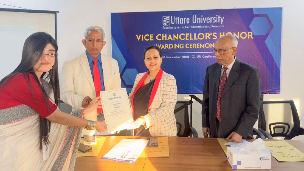 ১২ শিক্ষার্থী পেলেন ‘ভাইস-চ্যান্সেলর’স অনার-২০২২