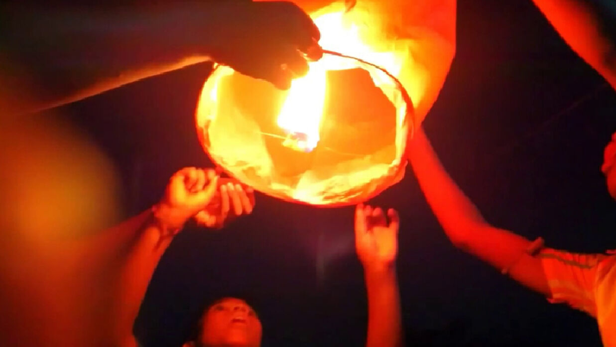 ফানুস উড়ানোর দৃশ্য
