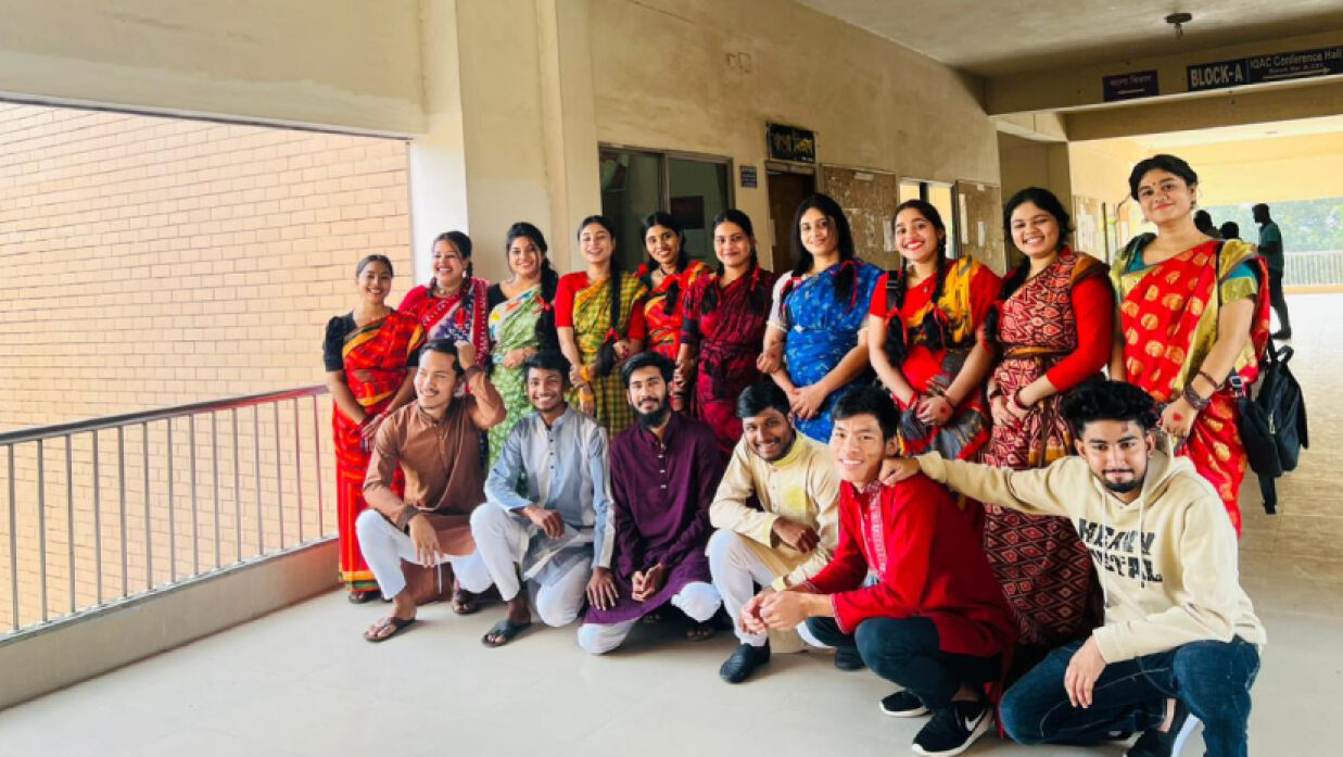 গণ বিশ্ববিদ্যালয়ের (গবি) বাংলা বিভাগের ২৭ ব্যাচের পঞ্চম সেমিস্টারের শিক্ষার্থীরা