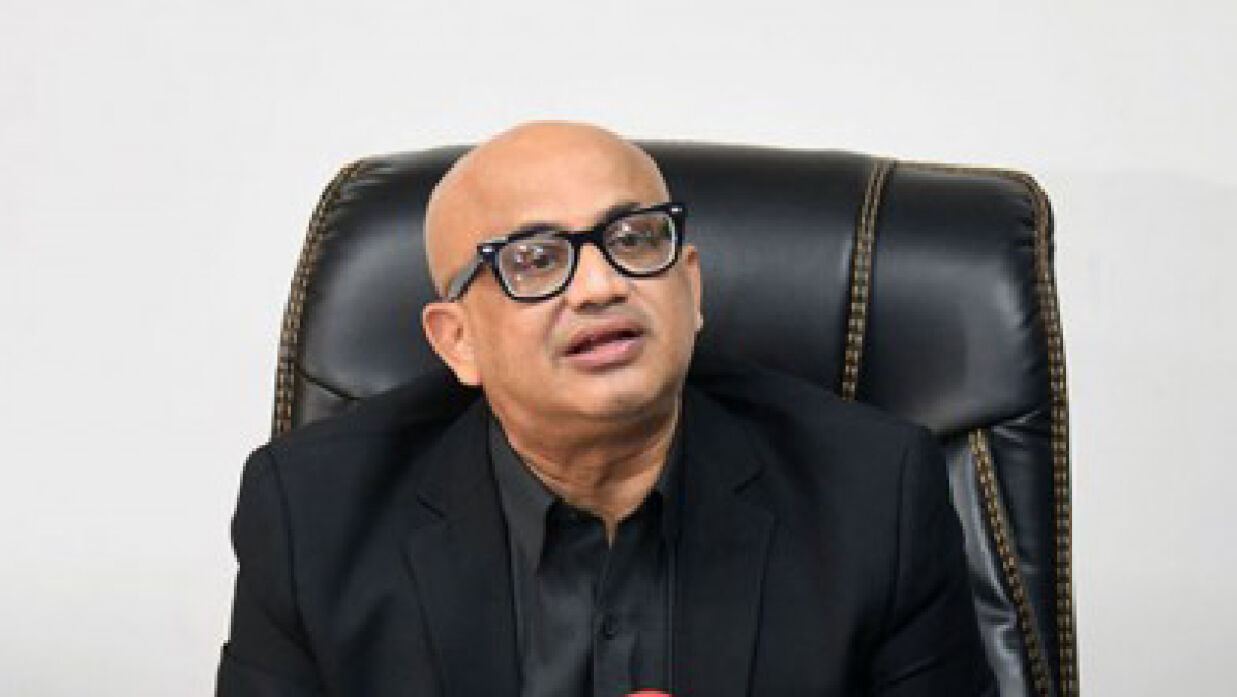 নিজের প্রতীক ভুলে ডা. মুরাদ ভোট চাইলেন অন্য প্রতীকে