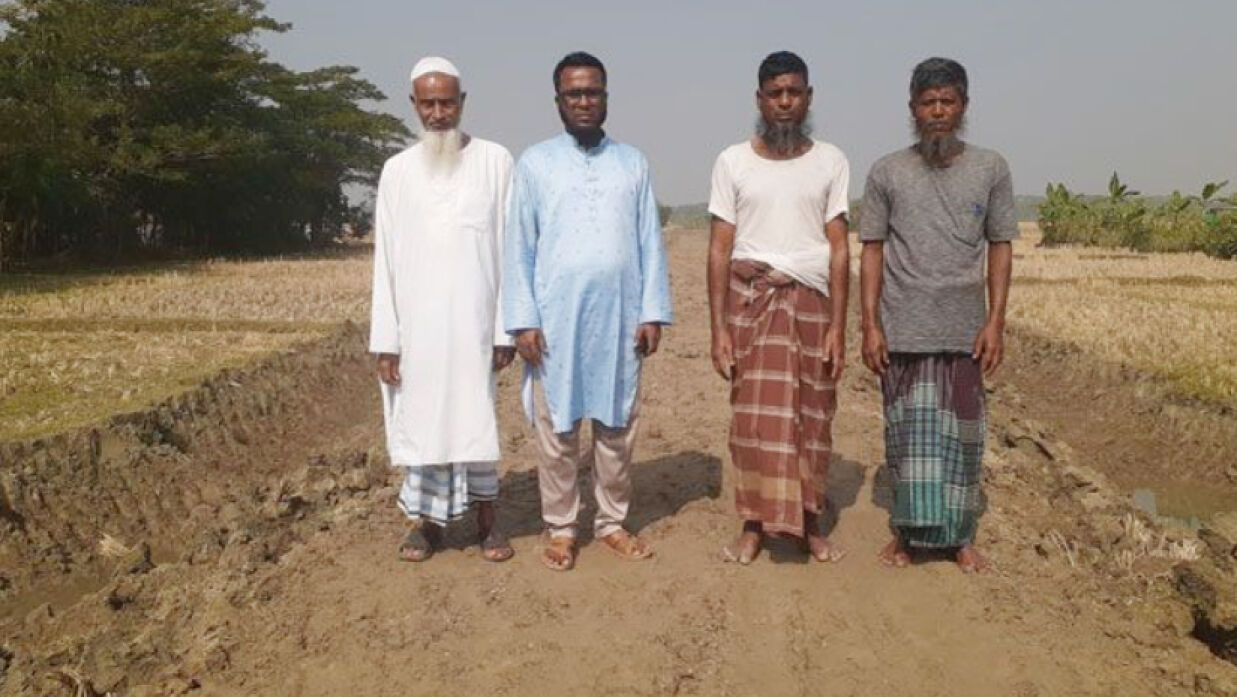 রাস্তা নির্মাণে উদ্যোগ নেওয়া গ্রামবাসী