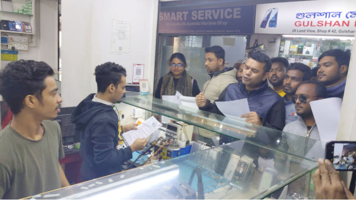 গুলশান-২ এ ছাত্রদলের গণসংযোগ ও লিফলেট বিতরণ