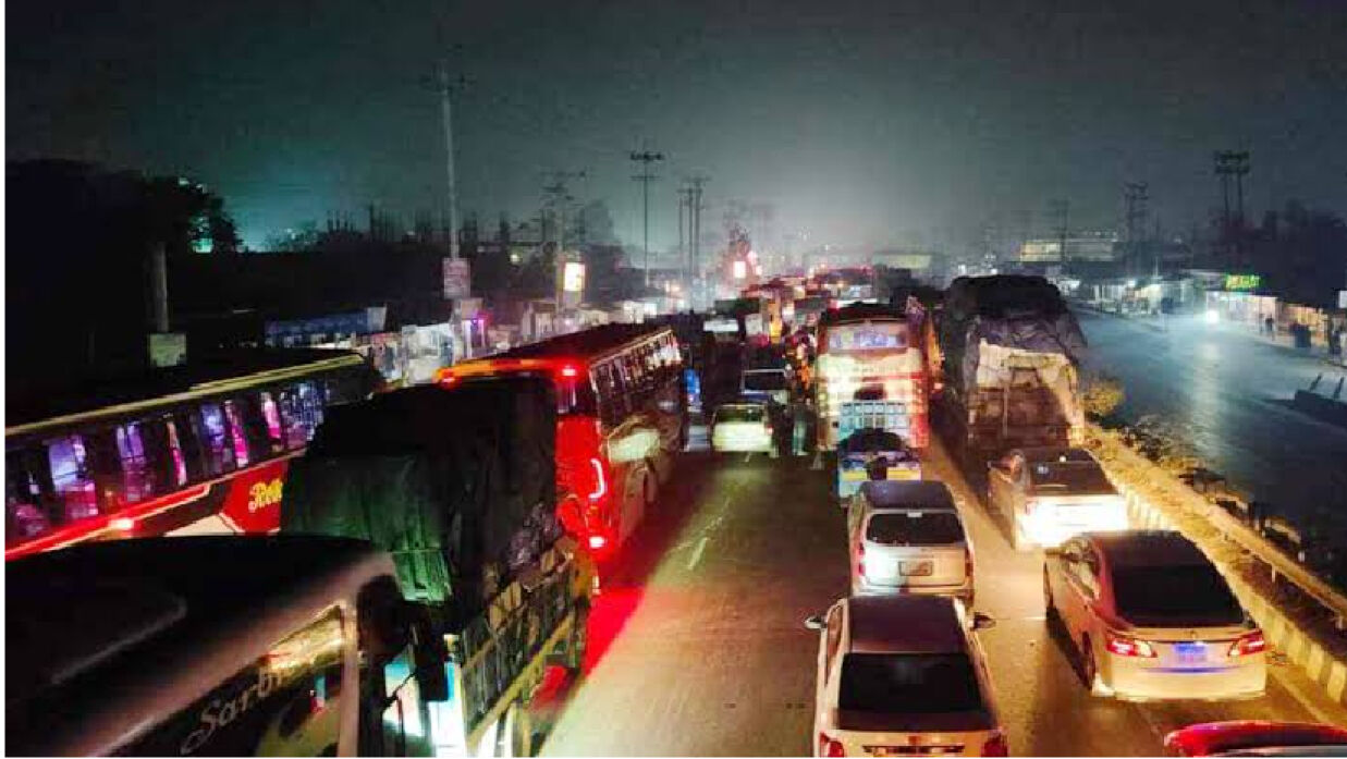 টাঙ্গাইলে পোশাক কারখানার গেইটে ভাঙচুর-অবরোধ, ১৫ কিলোমিটার যানজট